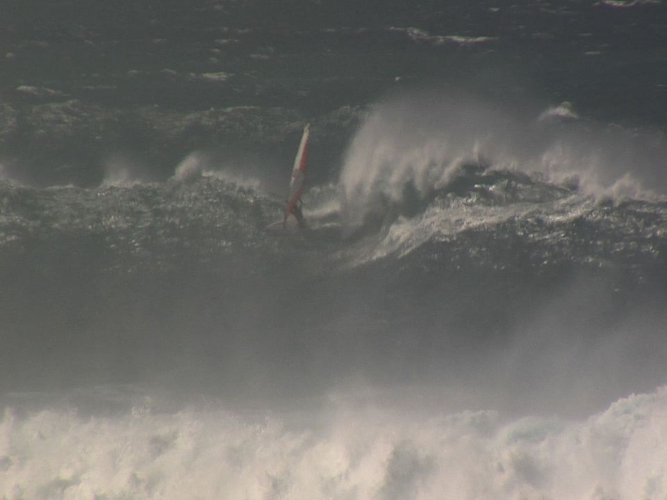 huge hookipa windsurfing